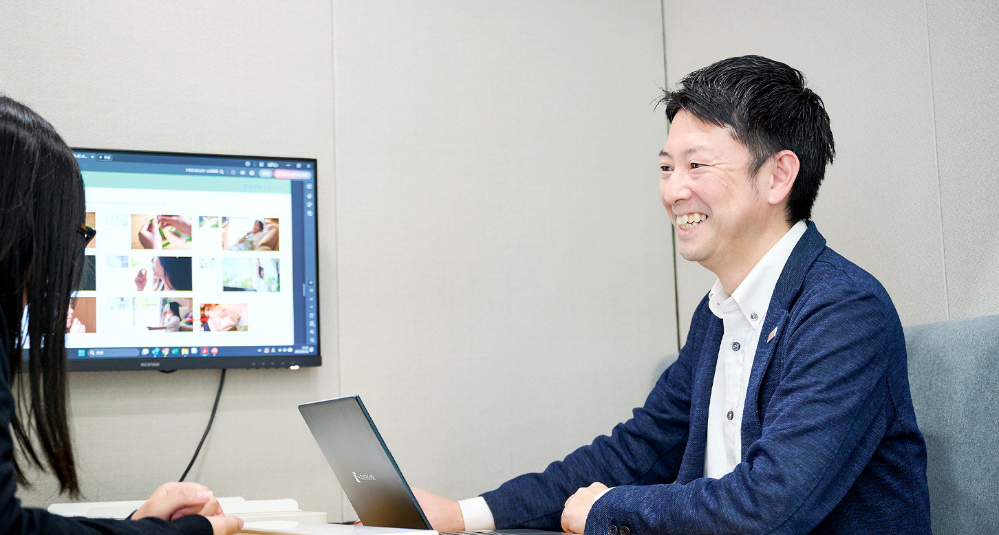 お客さんと笑顔で打ち合わせをする様子